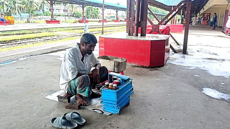 কোটা সংস্কার আন্দোলনকে কেন্দ্র করে গত ১৮ জুলাই থেকে ট্রেন চলাচল বন্ধ। স্টেশন-সংশ্লিষ্ট ব্যবসায়ী ও হকারের রোজগার বন্ধ হয়ে গেছে। গতকাল বৃহস্পতিবার বিকেলে জামালপুর রেলওয়ে স্টেশন প্ল্যাটফর্মে